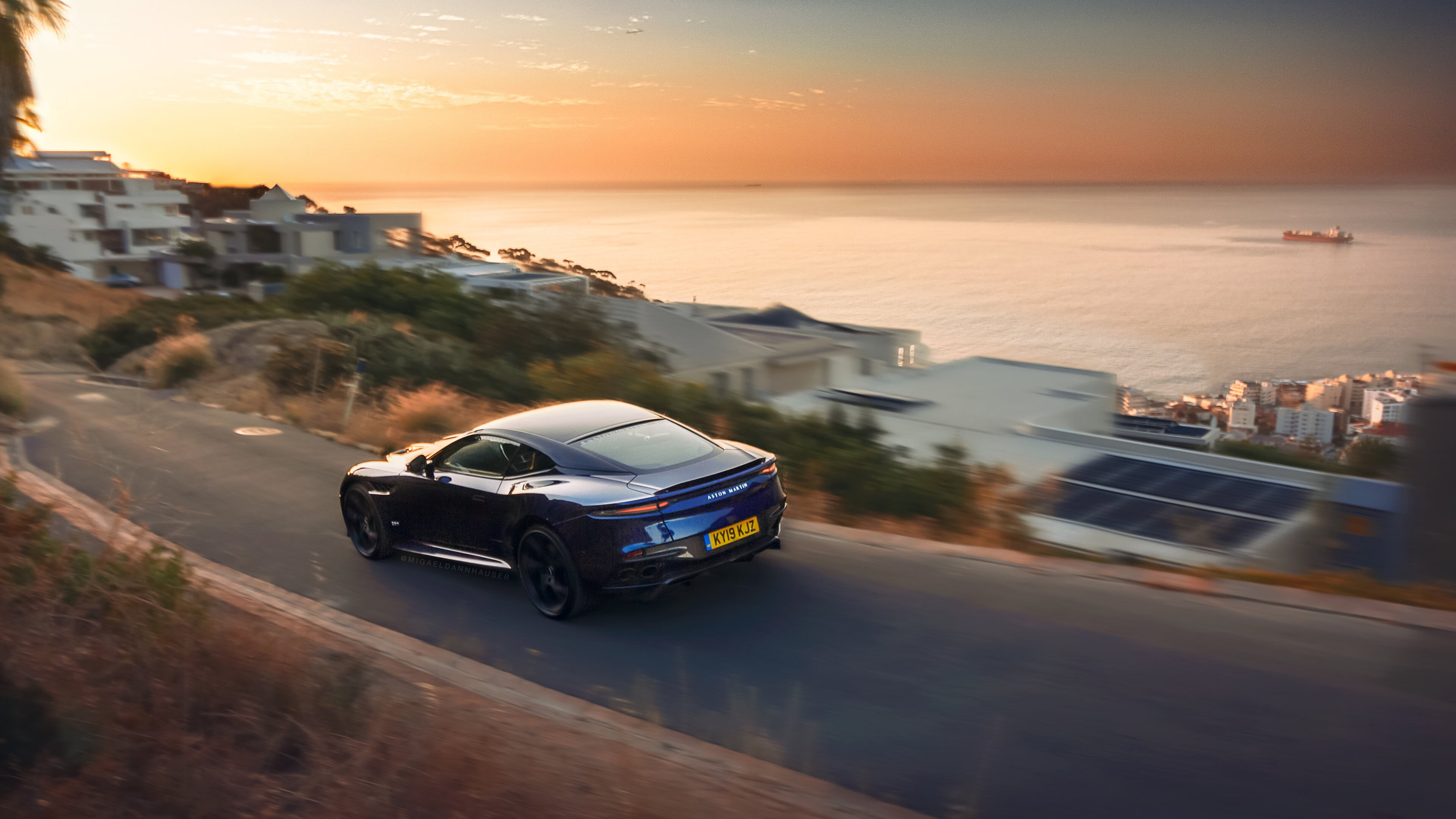 激烈对抗在场上上演,球员们拼尽全力,激烈对决的意思